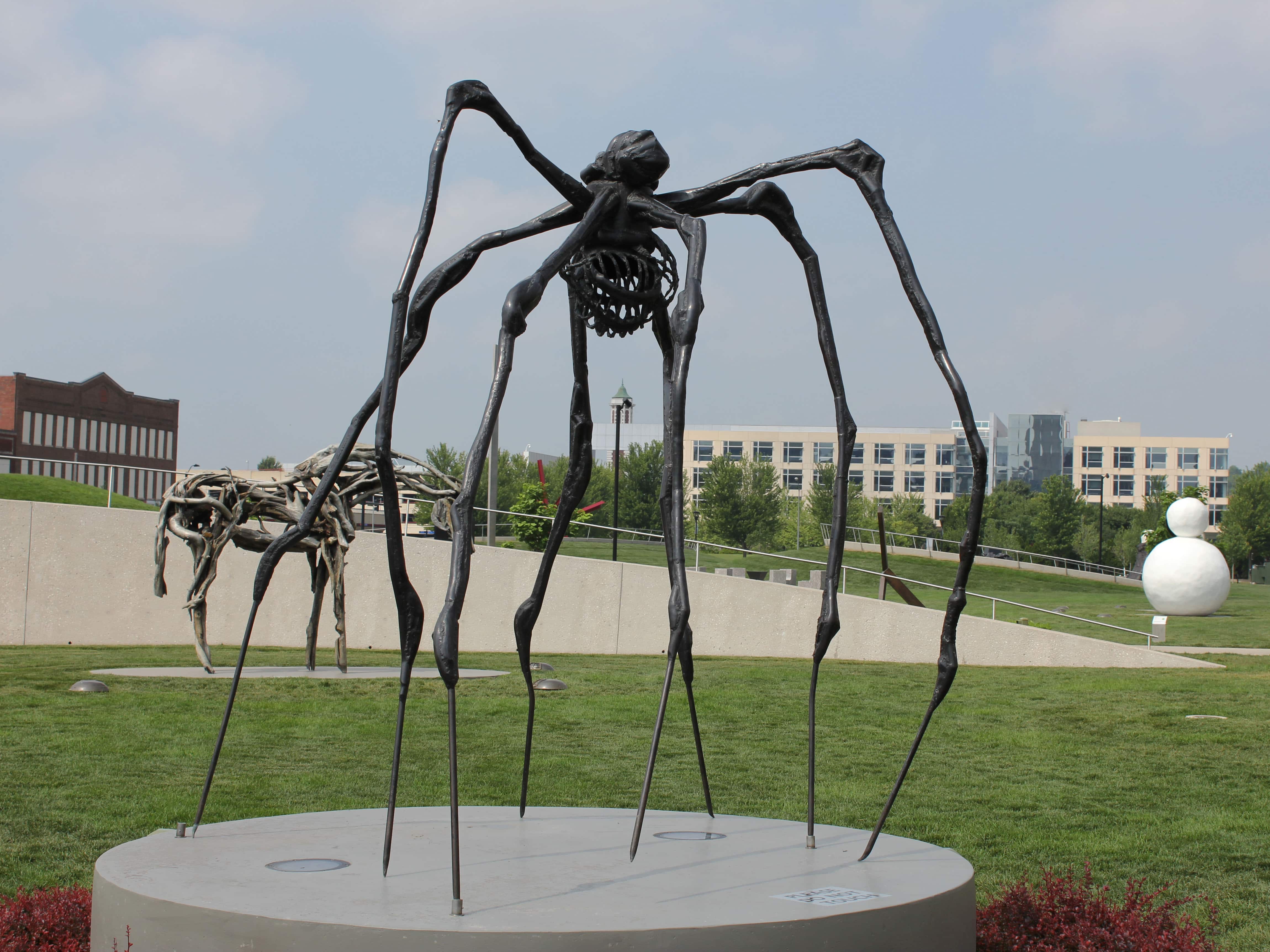 louise bourgeois: Louise Bourgeois' gigantic spider sculpture fetch