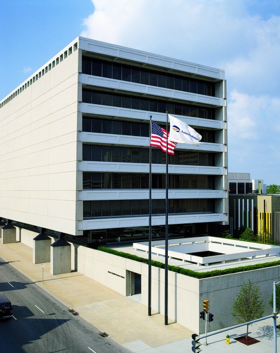 This corporate headquarters is a mid-1960s "muscular rendition" of an integrated systems building. The space planning concept of fixed work stations provides window views to many workers with the provate offices located near the core. Originaly, a metal "stabile" by sculptor Alexander Calder was displayed in the entry court (it was replaced by Amaldo Pomodoro's 1999 bronze "Sphere Within a Sphere") — a fine modern art collection complements the interior.
